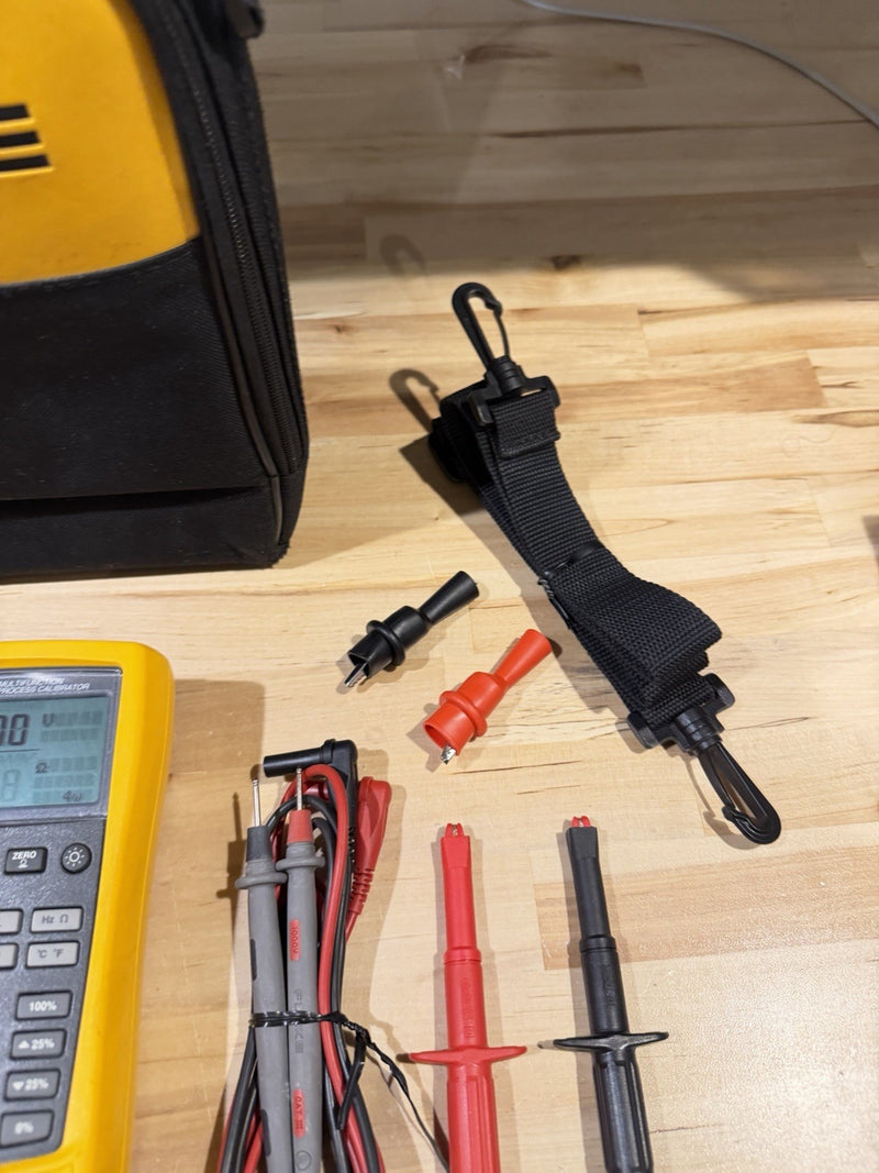 FLUKE 725 MULTIFUNCTION PROCESS CALIBRATOR WITH BAGLEADS & CLIPS