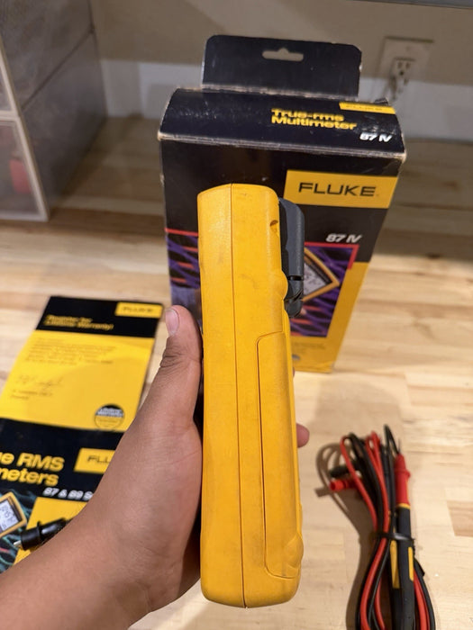 FLUKE 87 IV TRUE RMS MULTIMETER W/ LEADS & CLIPS (TESTED) SHIPS FAST