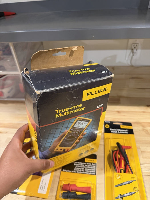 FLUKE 187 TRUE RMS MULTIMETER W/ LEADS & CLIPS  (NEW SEALED) TESTED - RARE