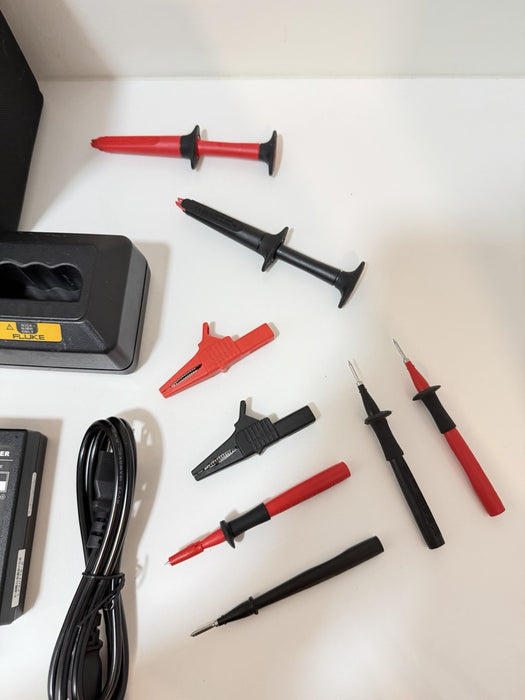 FLUKE 744 DOCUMENTING PRCESS CALIBRATOR WITH LEADS & CHARGER TESTED