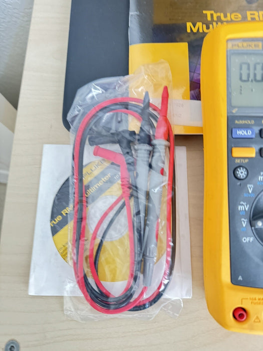 FLUKE  187 TRUE RMS MULTI METER W/LEADS & CALIBRATION CERTIFICATE- FREE SHIPPING