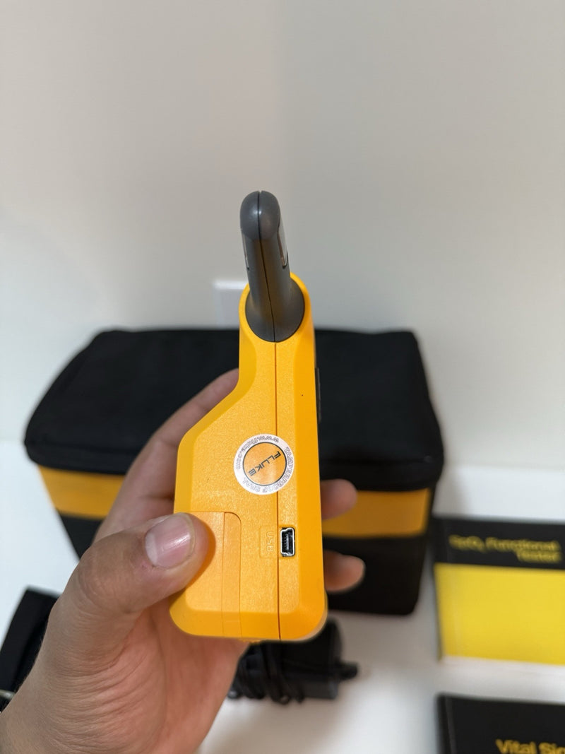 FLUKE BIOMEDICAL PROSIM 4 & SPOT LIGHT KIT WITH BAG & CHARGER TESTED