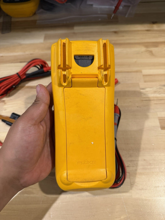 FLUKE 1587 DIGITAL INSULATION TESTER KIT W ACCESSORIES & LEADS