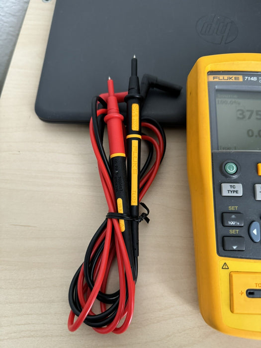 FLUKE 714B THERMOCOUPLE CALIBRATOR W / LEADS & PROBE-FREE SHIPPING