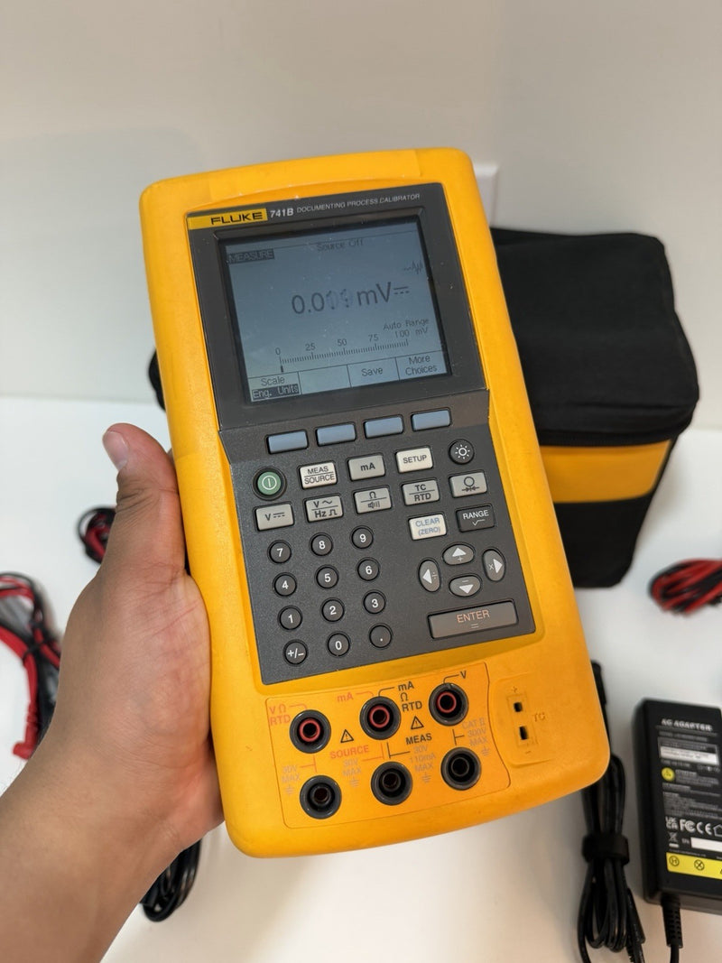FLUKE 741B DOCUMENTING PRCESS CALIBRATOR WITH LEADS & CHARGER TESTED