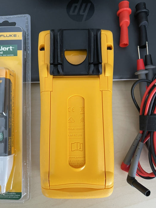 FLUKE 789 PROCESS METER WITH LEADS AND CASE