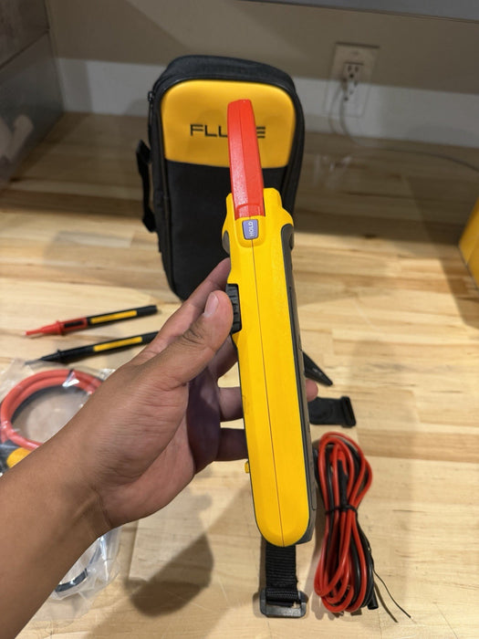 FLUKE 377 FC NON-CONTACT VOLTAGE CLAMP METER
