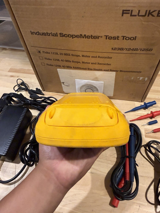 FLUKE 123B INDUSTRIAL SCOPEMETER 20MHZ W/ ACCESSORIES & BAG - FREE SHIPPING