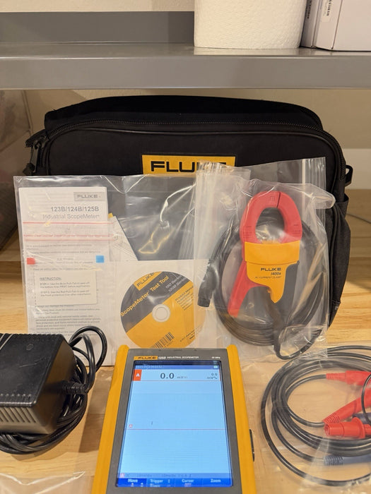 FLUKE 125B INDUSTRIAL SCOPEMETER 40MHZ W/ ACCESSORIES & BAG - FREE SHIPPING