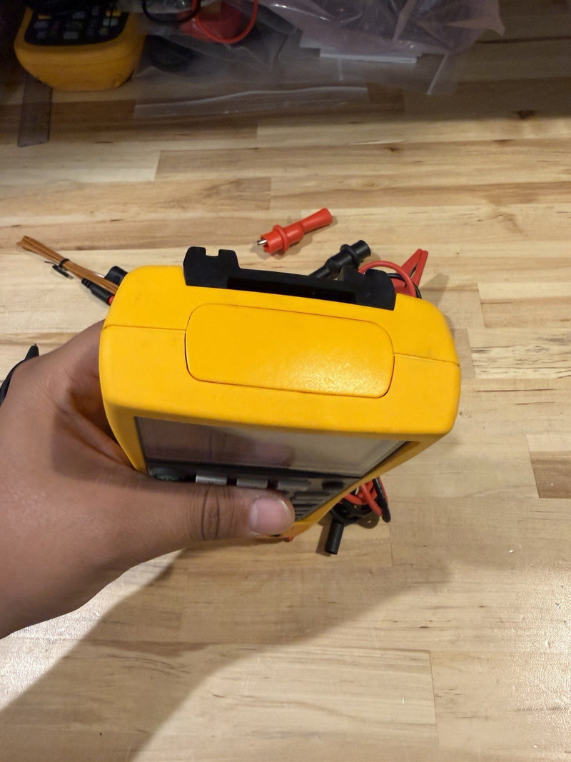 FLUKE 724 TEMPERATURE CALIBRATOR METER WITH LEADS & CLIPS TESTED