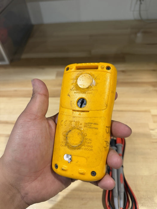 FLUKE 101 600VCAT III MULTIMETER W/ LEADS & CLIPS - SHIPS FAST
