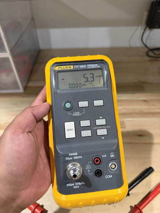 FLUKE 717 100G PRESSURE CALIBRATOR WITH LEADS TESTED