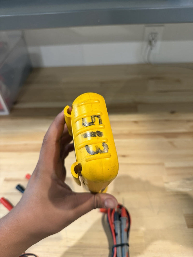 FLUKE 715 VOLT/MA CALIBRATOR WITH LEADS & CLIPS TESTED