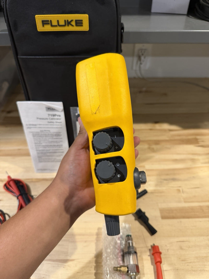 FLUKE 719 PRO 300G ELECTRIC PRESSURE CALIBRATOR W/ ACCESSORIES (SHIPS FREE)
