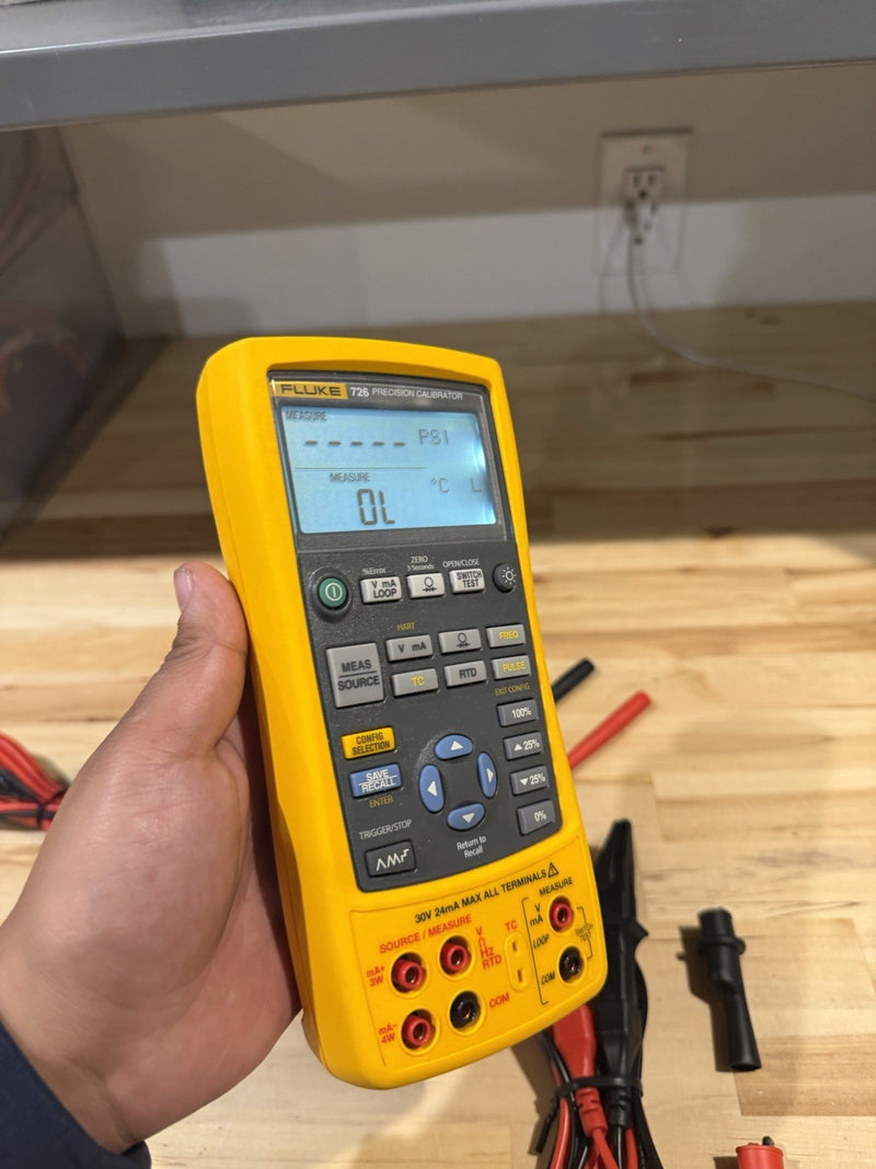 FLUKE 726 PRECISION CALIBRATOR WITH LEADS & ACCESSORIES TESTED