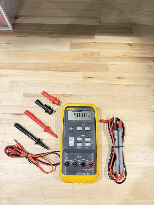 FLUKE 715 VOLT/MA CALIBRATOR WITH LEADS & CLIPS TESTED