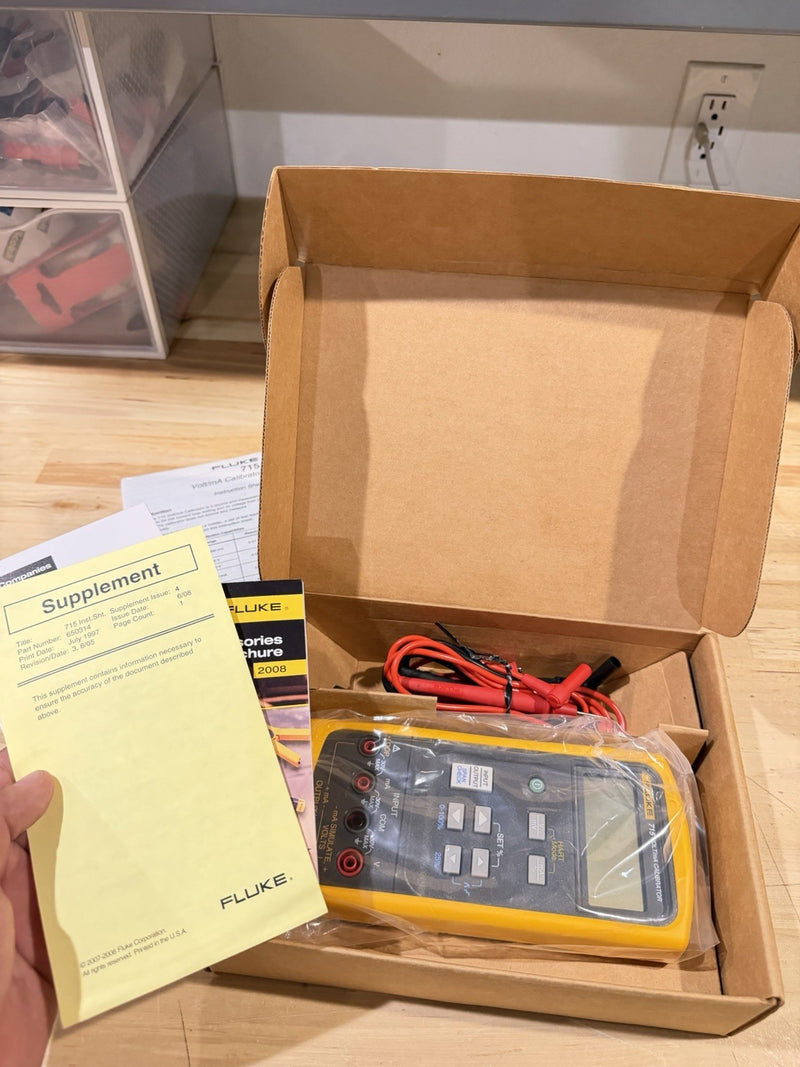 FLUKE 715 VOLT/MA CALIBRATOR W/ LEADS & CLIPS FREE SHIPPING
