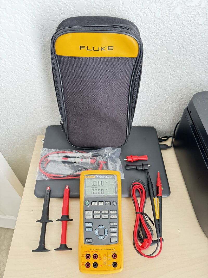 FLUKE 725 MULTIFUNCTION PROCESS CALIBRATOR WITH LEADS & BAG