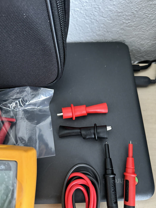 FLUKE 725 MULTIFUNCTION PROCESS CALIBRATOR WITH LEADS & BAG