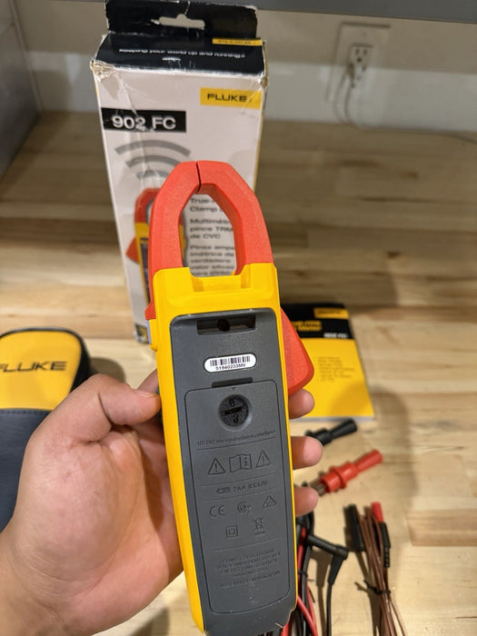 FLUKE 902 FC TRUE RMS HVAC CLAMP METER WITH CASE & LEADS