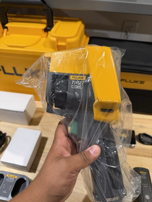FLUKE TIR27 THERMAL IMAGER KIT 60HZ W/ BATTERIES & CHARGER (TESTED) RARE