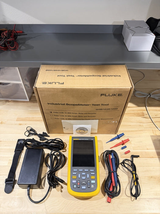 FLUKE 123B INDUSTRIAL SCOPEMETER 20MHZ W/ ACCESSORIES & BAG - FREE SHIPPING