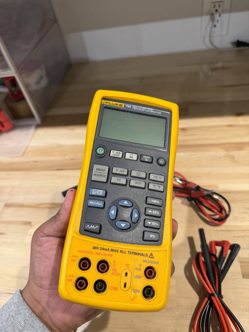 FLUKE 725 MULTIFUNCTION PROCESS CALIBRATOR WITH LEADS & CLIPS