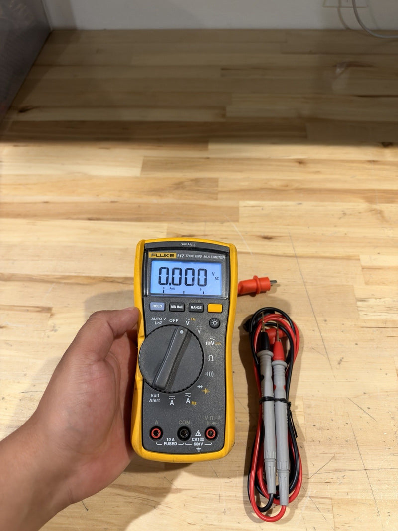 FLUKE 117 TRUE RMS MULTIMETER W/ LEADS & CLIPS - SHIPS FAST