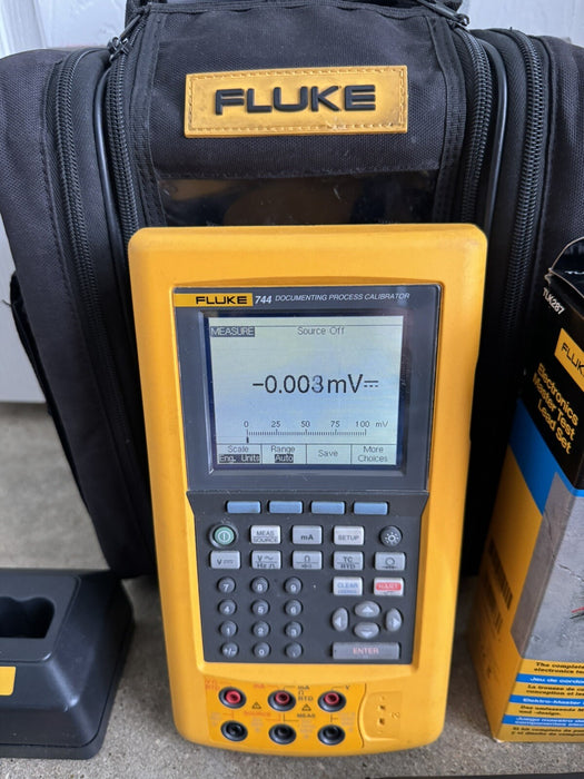 FLUKE 744 DOCUMENTING PROCESS CALIBRATOR METER WITH NEW TLK287 LEADS & CHARGER