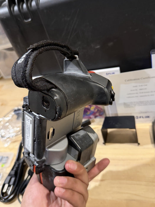 FLIR T300 THERMAL IMAGING INFRARED CAMERA W/ ACCESSORIES (TESTED) FREE SHIPPING