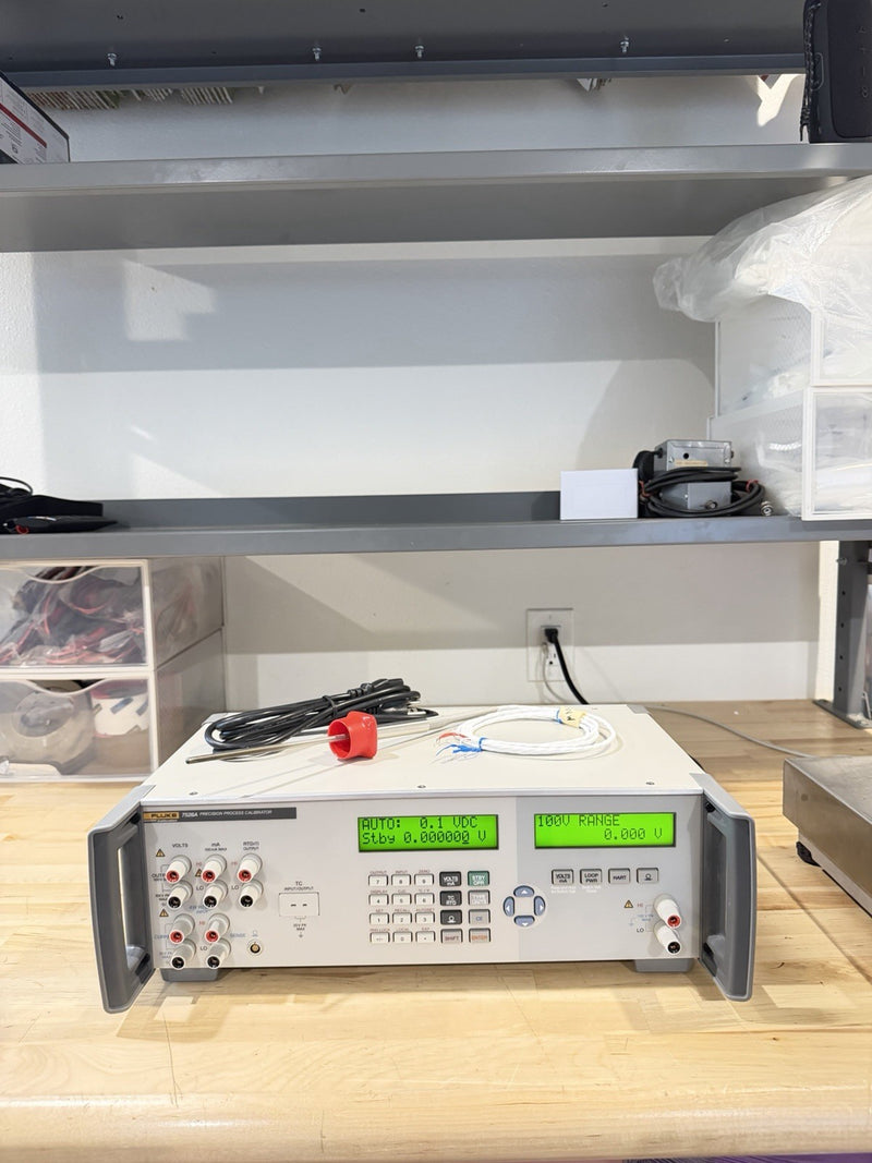 FLUKE 7526A PRECISION PROCESS CALIBRATOR WITH PROBE & CHARGER TESTED