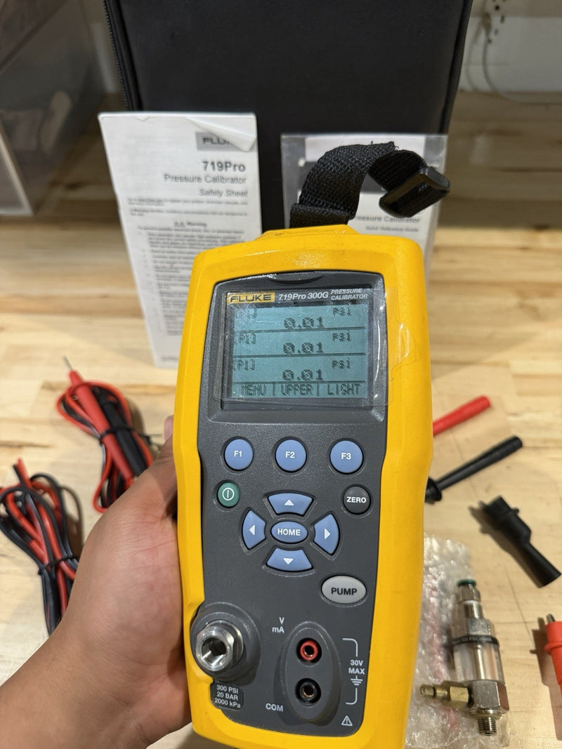FLUKE 719 PRO 300G ELECTRIC PRESSURE CALIBRATOR W/ ACCESSORIES (SHIPS FREE)
