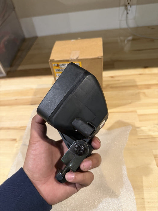 CAT 290-5760 MOUNTED FLOOD LAMP (NEW SEALED) - GENUINE OEM / SHIPS FAST