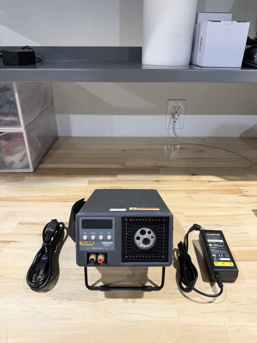 FLUKE 9140 22207T DRY-WELL CALIBRATOR WITH CHARGER TESTED