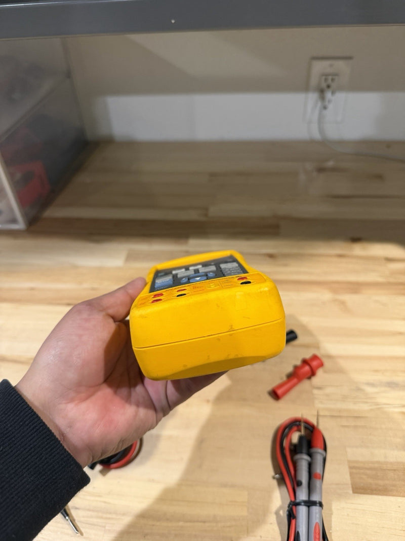 FLUKE 725 MULTIFUNCTION PROCESS CALIBRATOR WITH LEADS & CLIPS TESTED