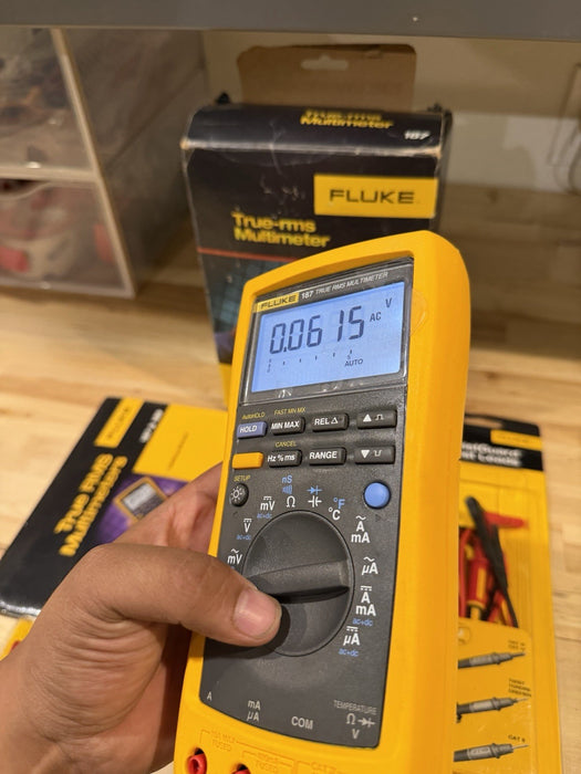 FLUKE 187 TRUE RMS MULTIMETER W/ LEADS & CLIPS  (NEW SEALED) TESTED - RARE