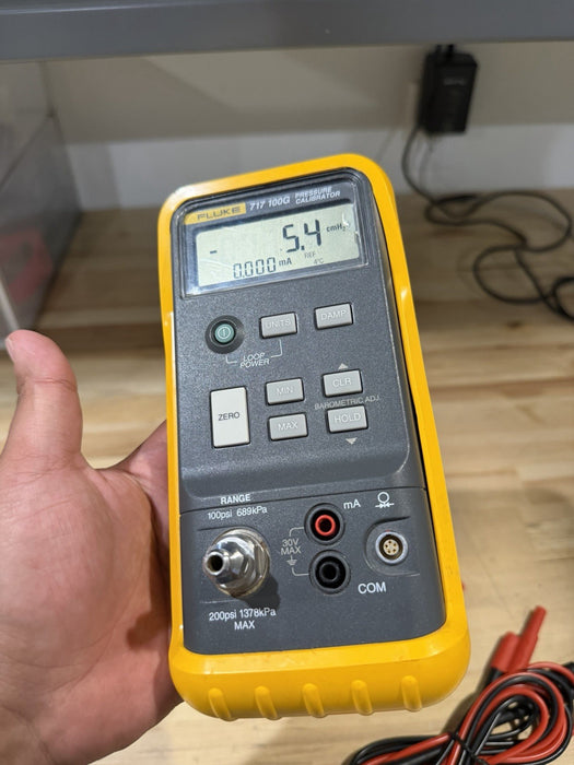FLUKE 717 100G PRESSURE CALIBRATOR WITH LEADS TESTED