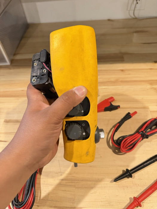 FLUKE 719 PRO 300G ELECTRIC PRESSURE CALIBRATOR W/ ACCESSORIES (SHIPS FREE)