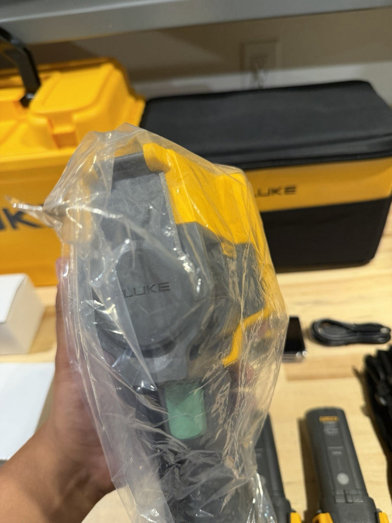 FLUKE TIR27 THERMAL IMAGER KIT 60HZ W/ BATTERIES & CHARGER TESTED RARE