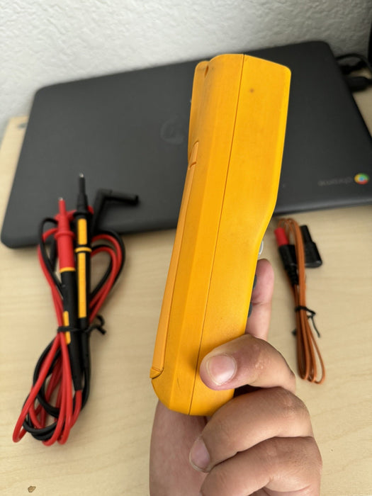 FLUKE 714B THERMOCOUPLE CALIBRATOR W / LEADS & PROBE-FREE SHIPPING