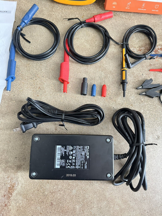 FLUKE 123B INDUSTRIAL SCOPEMETER HAND-HELD OSCILLOSCOPE 20 MHZ