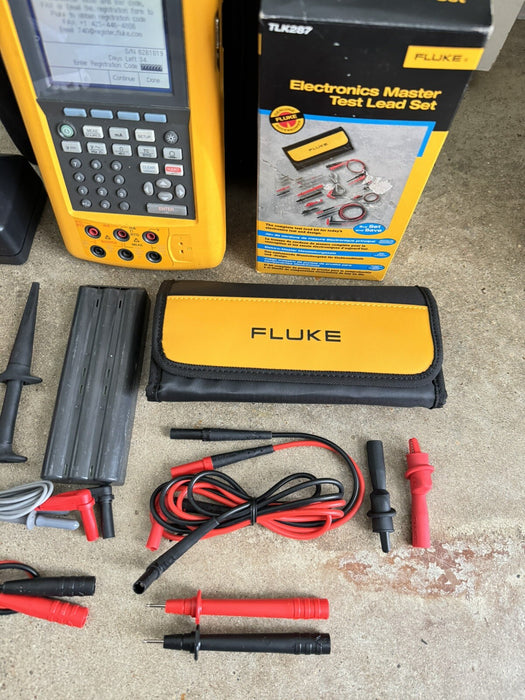 FLUKE 744 DOCUMENTING PROCESS CALIBRATOR METER WITH NEW TLK287 LEADS & CHARGER