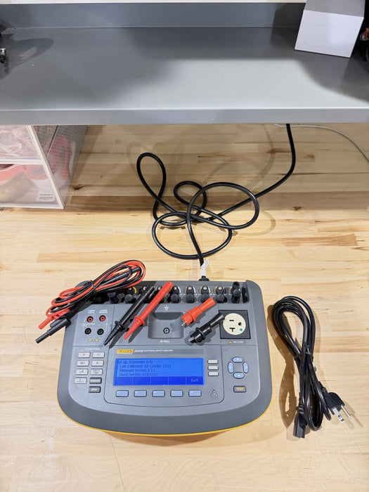 FLUKE ESA620 BIOMEDICAL ELECTRICAL SAFETY ANALYZER WITH CHARGER & LEADS