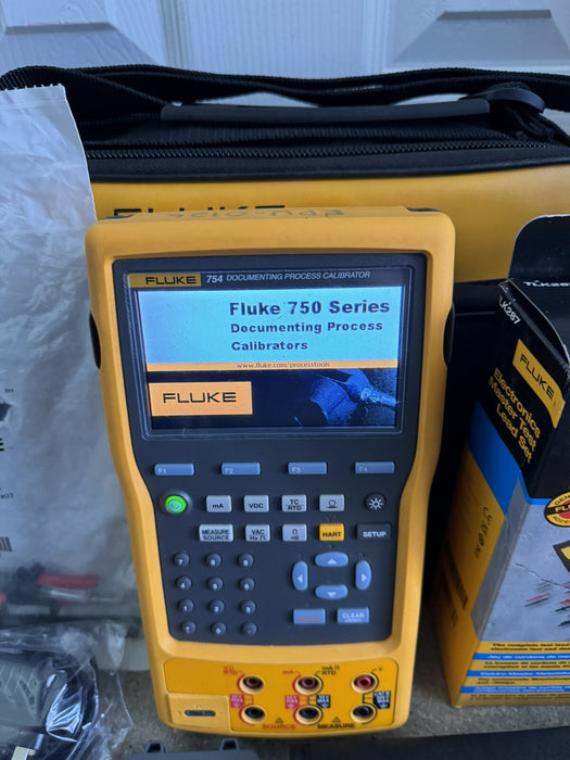FLUKE 754 DOCUMENTING PROCESS CALIBRATOR WITH NEW TLK287 LEADS & EXTRA BATTERY