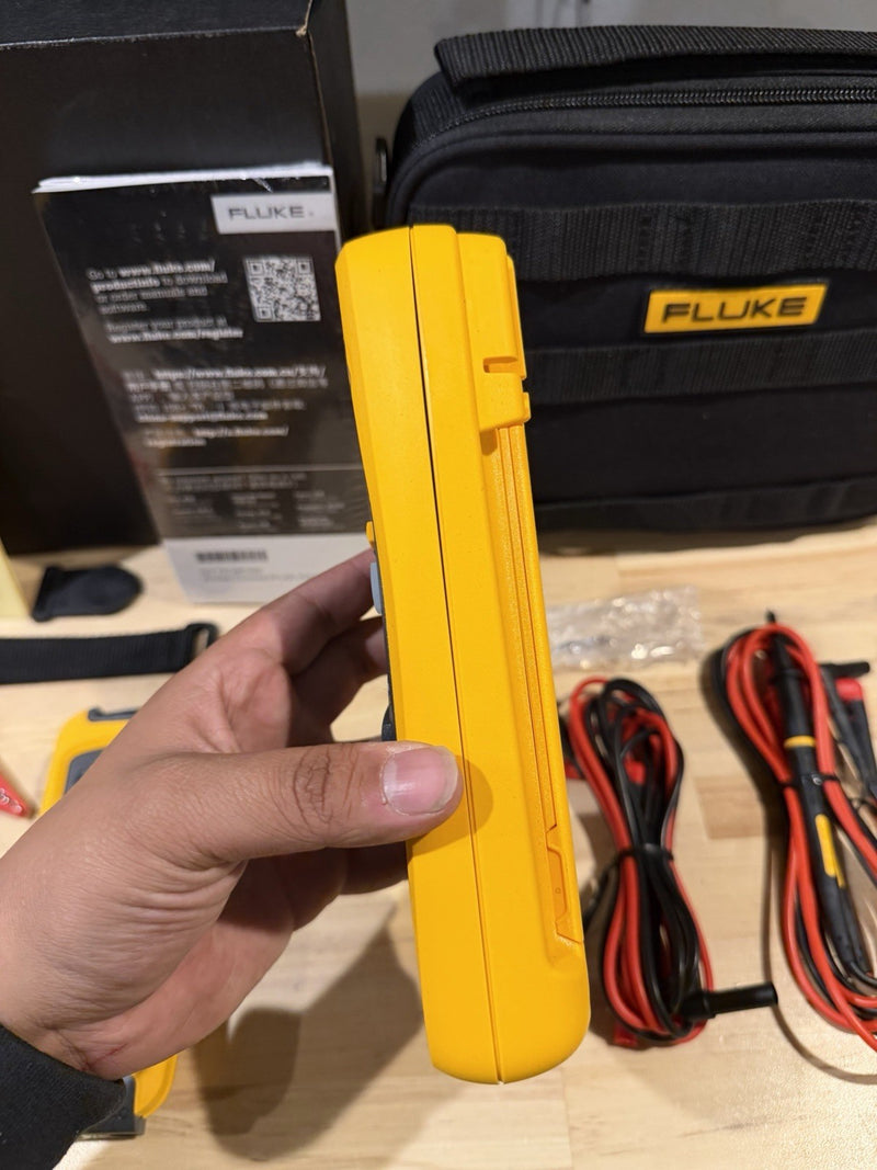 FLUKE 3000 FC TRUE RMS MULTIMETER & FLUKE A3000 FC CURRENT CLAMP KIT