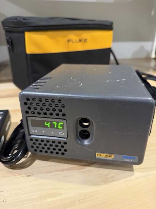 FLUKE 9102S DRY-WELL CALIBRATOR W/BAG & CHARGER (5961T)- FREE SHIPPING