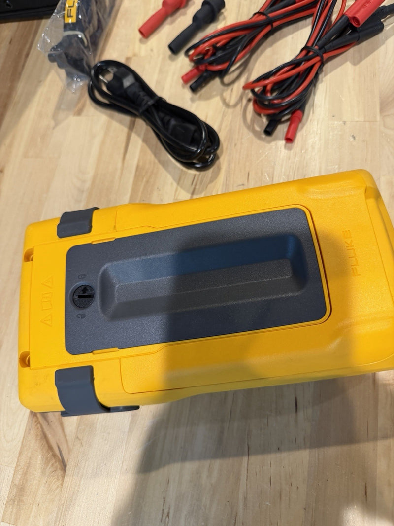 FLUKE 753 DOCUMENTING PROCESS CALIBRATOR WITH ACCESSORIES CALIBRATED 2025