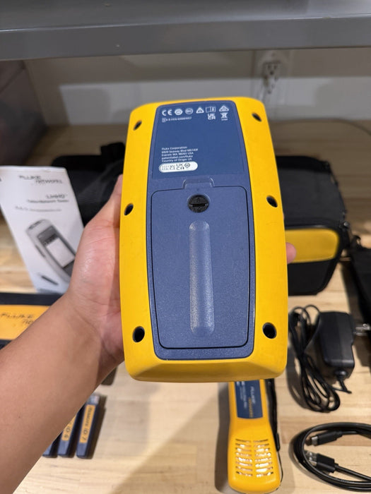 FLUKE NETWORKS LIQ-100 LINKIQ KIT CABLE & NETWORK TESTER W ACCESSORIES