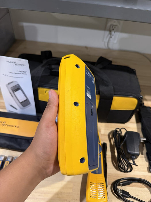 FLUKE NETWORKS LIQ-100 LINKIQ KIT CABLE & NETWORK TESTER W ACCESSORIES