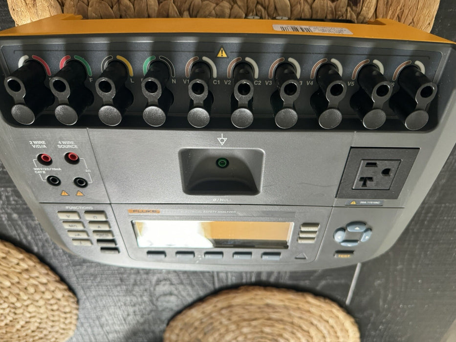 FLUKE ESA620 BIOMEDICAL ELECTRICAL SAFETY ANALYZER DOESNT POWER ON FOR PARTS